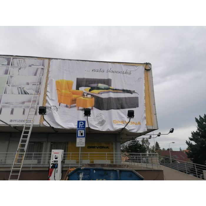 Anbringung des Banners für Drevona mit Leitern