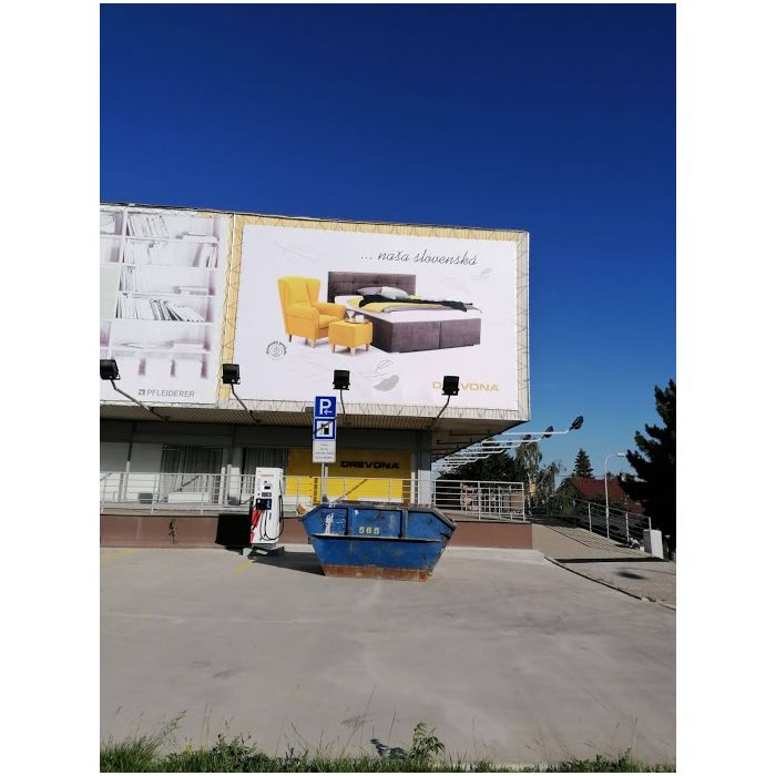 Banner von Drevona am Gebäude