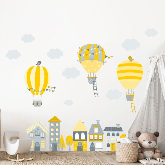 Heißluftballons über Häusern