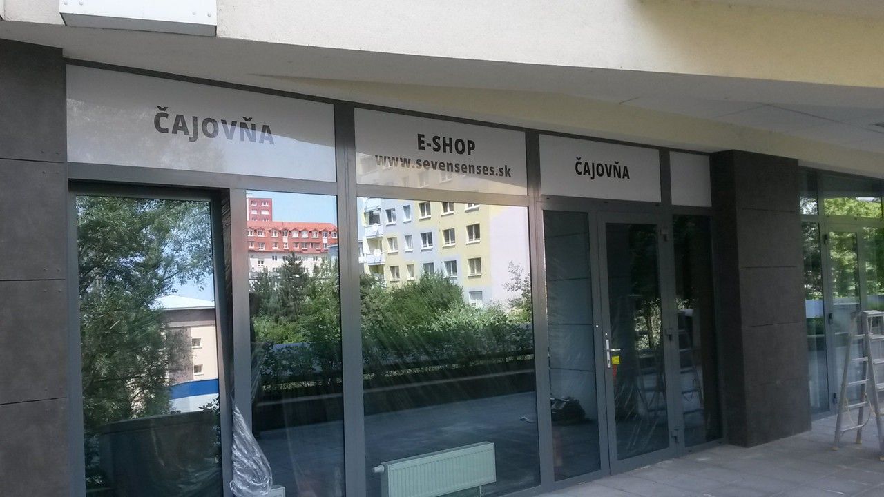 Bekleben von Fensterflächen mit Fensterfolie