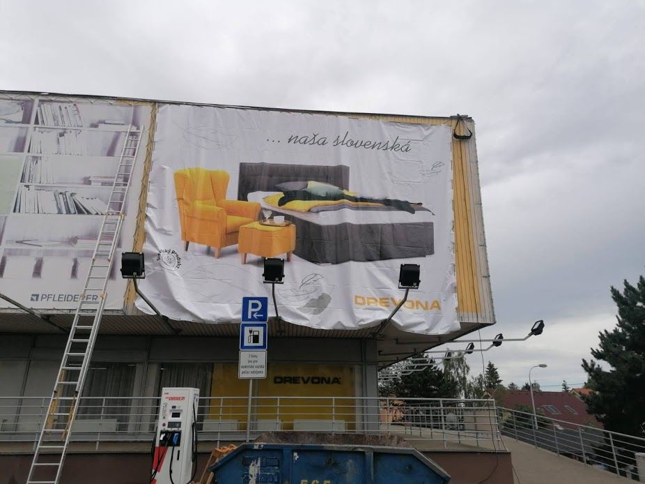 Anbringung des Banners für Drevona mit Leitern
