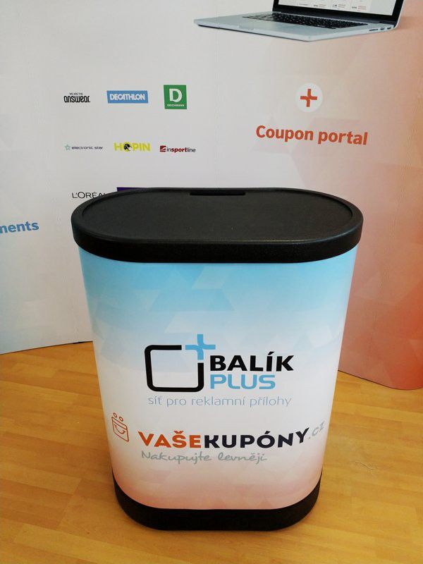 Tisch für Pop Up Wand
