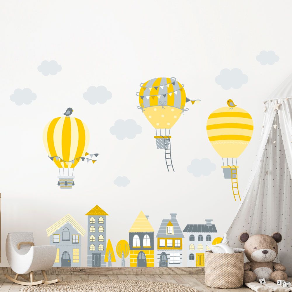 Heißluftballons über Häusern