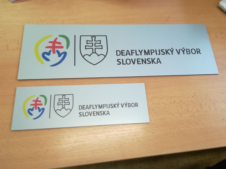 Zwei Aluminium-Werbetafeln für das slowakische Deaflympics-Team
