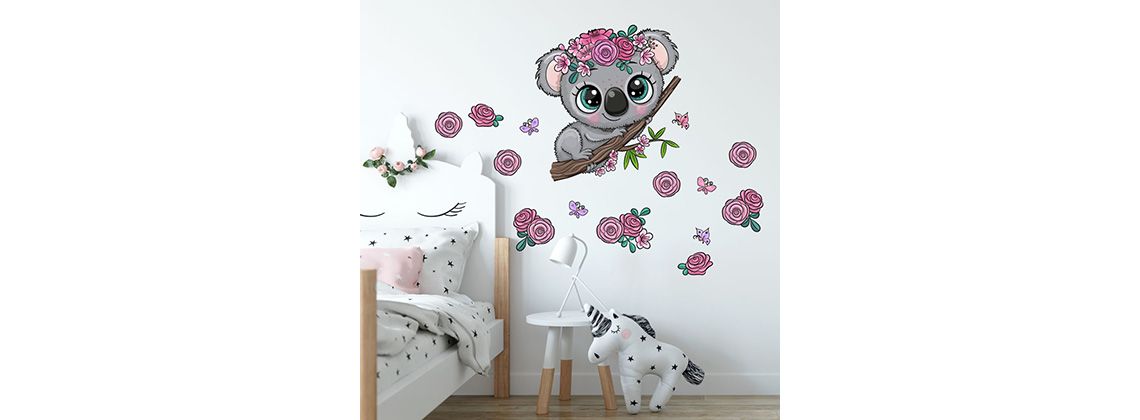 Koala mit Blumen und Schmetterlingen