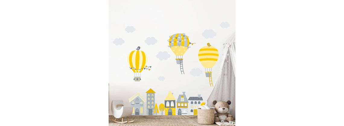 Heißluftballons über Häusern