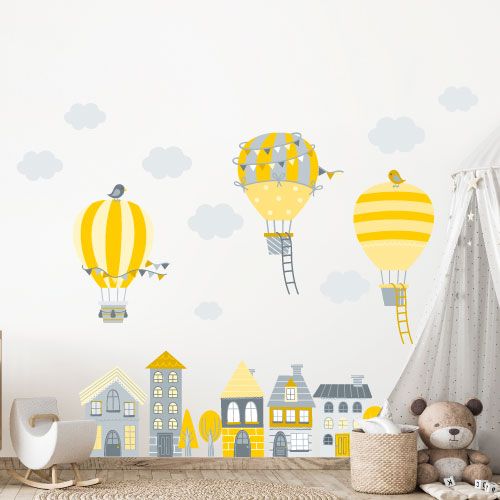 Heißluftballons über Häusern