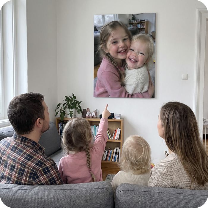 Foto auf Leinwand im Wohnzimmer – Familie betrachtet das Bild