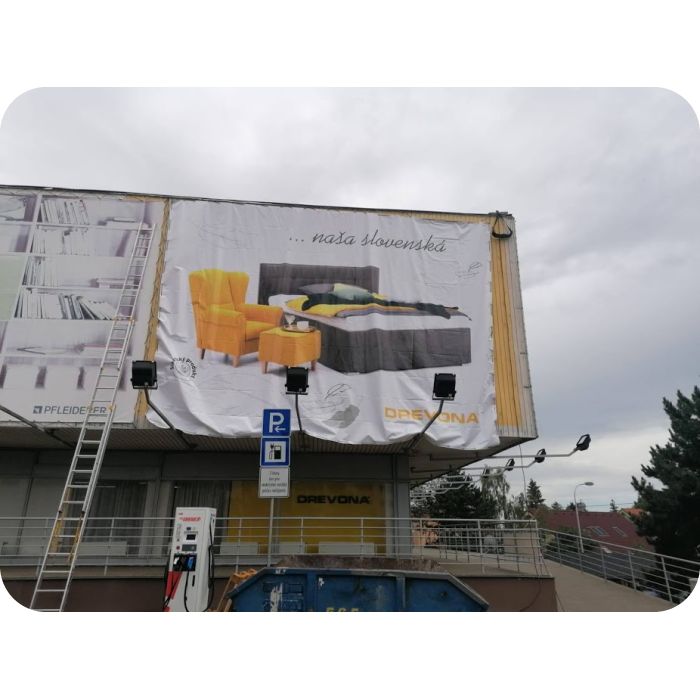 Anbringung des Banners für Drevona mit Leitern