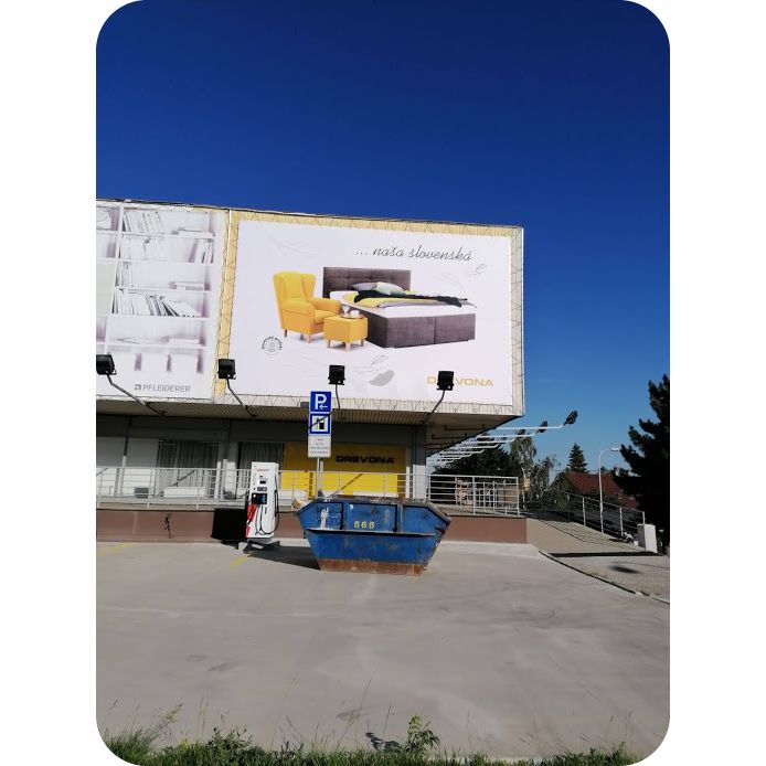 Banner von Drevona am Gebäude