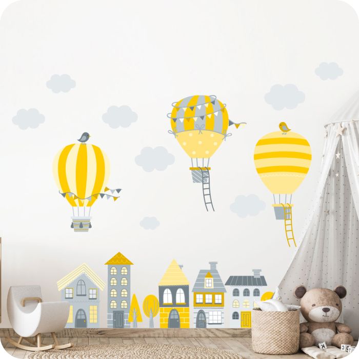 Heißluftballons über Häusern