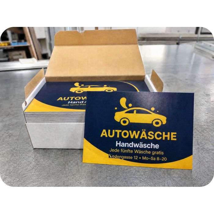 Prospekte – Flyer einer Autowäsche im Karton