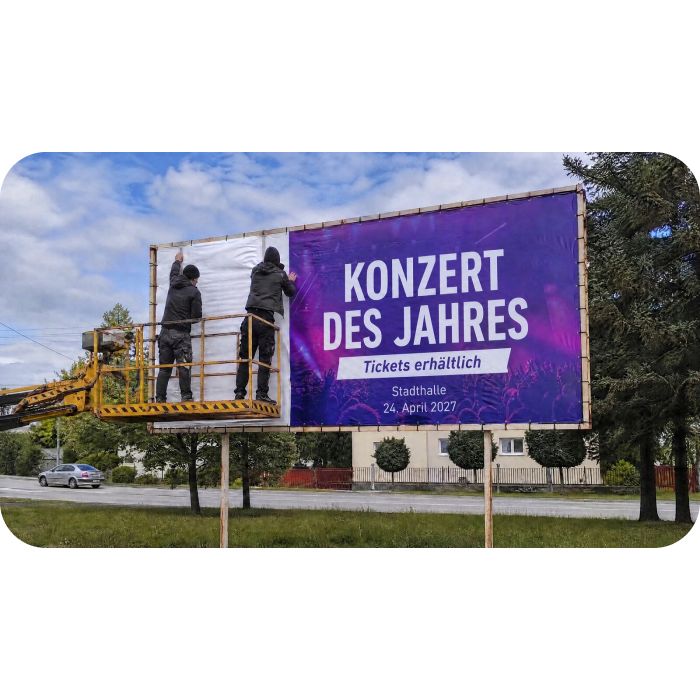 Billboards – Konzertplakat wird geklebt