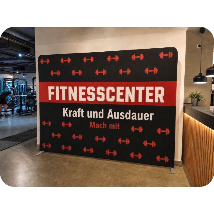 Präsentationswand aus Stoff – im Fitnesscenter