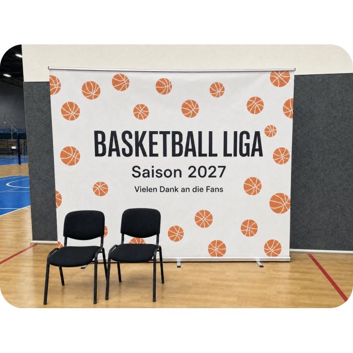 Roll Up Präsentationswand – Interviewwand einer Basketballliga