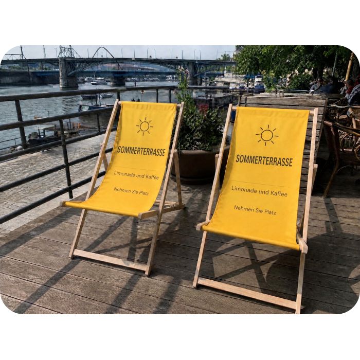 Liegestühle mit Druck – Sommerterrasse am Fluss