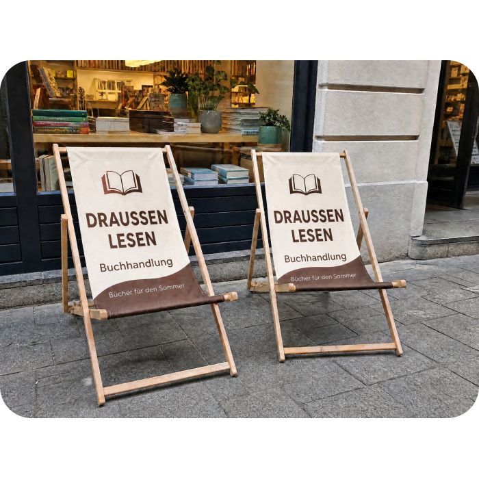Liegestühle mit Druck – vor einer Buchhandlung