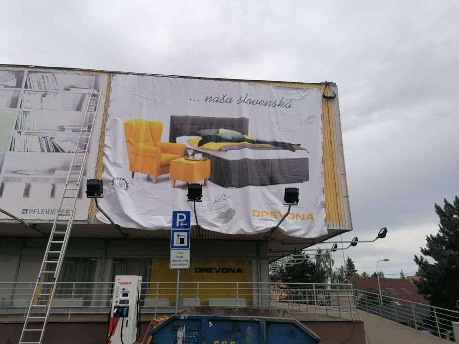 montáž banneru drevona